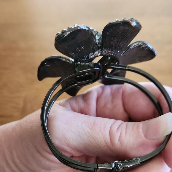 Silver and Black Floral Bracelet with Sparkling Crystals - Picture 4 of 7